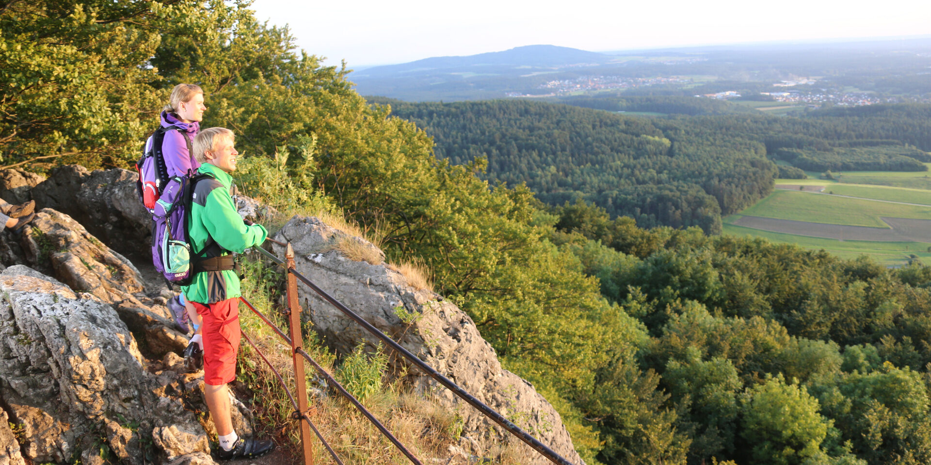 Zwei Personen blicken beim Wandern über das Nürnberger Land