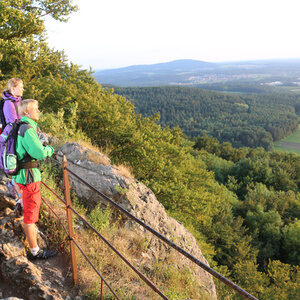 Zwei Personen blicken beim Wandern über das Nürnberger Land