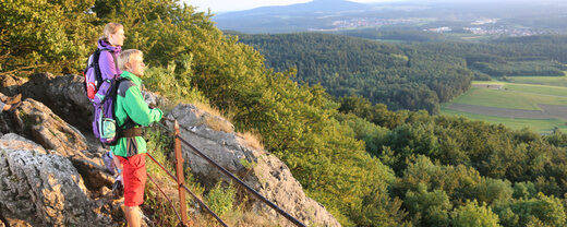 Zwei Personen blicken beim Wandern über das Nürnberger Land