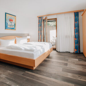 Das Doppelzimmer Komfort Plus im Haus Bianca bietet ein Doppelbett in dem gro&szlig;en Wohn-Schlafraum