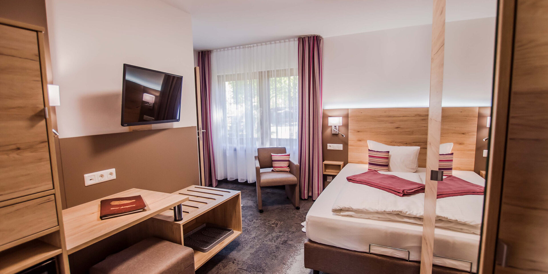 Das Einzelzimmer Komfort im Haus Manuela überzeugt mit Holzelementen