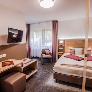 Das Einzelzimmer Komfort im Haus Manuela &uuml;berzeugt mit Holzelementen