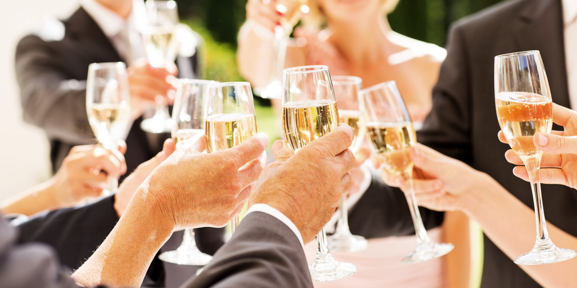 Eine Gruppe stößt mit Sekt an.
