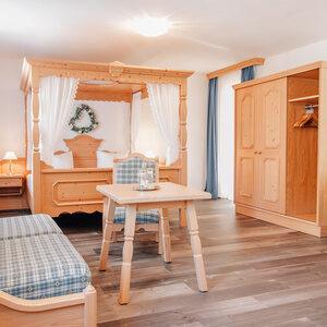 Die Suiten "K&auml;rnten" und "Paris" sind in einem rustikalen Stil mit viel Holz und Karo-Mustern gehalten